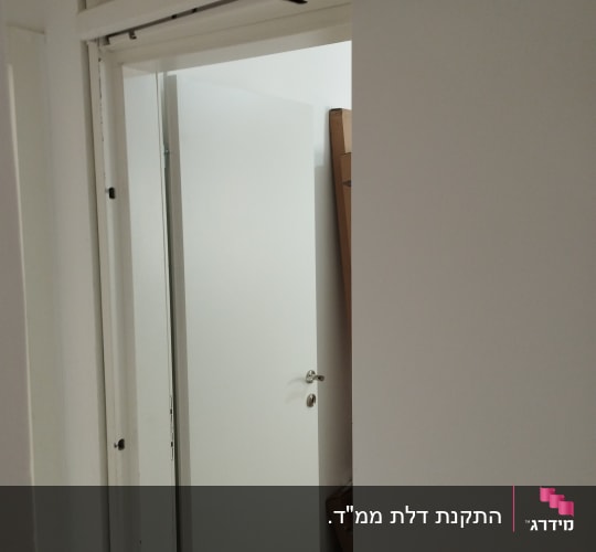 דלתות לבנות עם ידיות מתכת בחדר פנימי